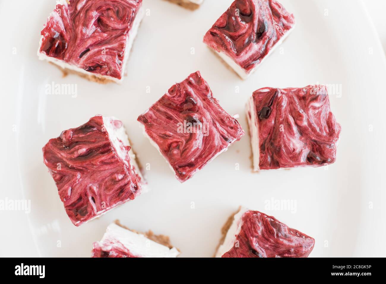 Nahaufnahme von Erdbeerkäsekuchen in Quadrate geschnitten Stockfoto Nahaufnahme von Erdbeerkäsekuchen in Quadrate geschnitten Stockfoto