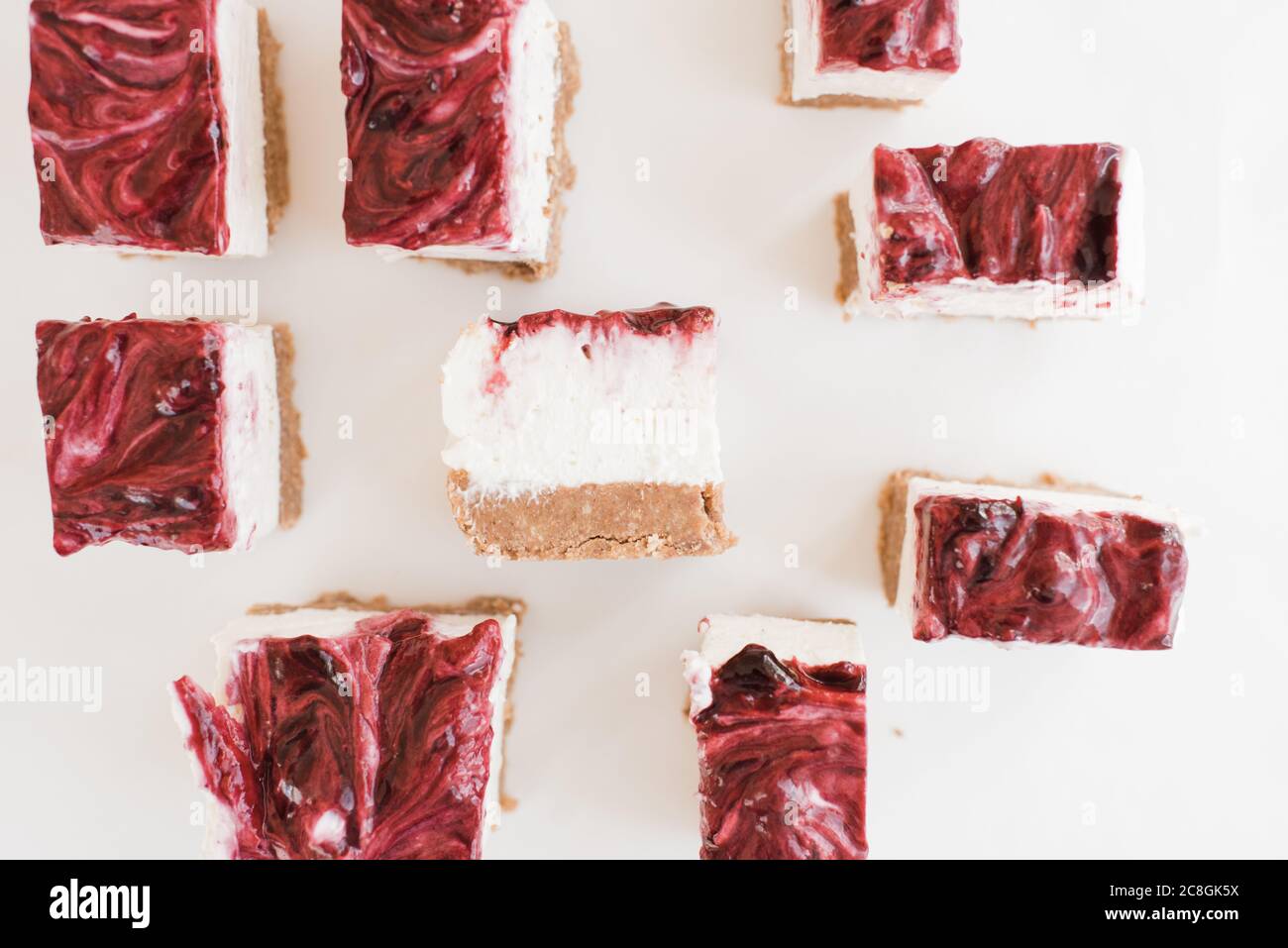 Erdbeerkäsekuchen in Quadrate geschnitten Stockfoto Erdbeerkäsekuchen in Quadrate geschnitten Stockfoto