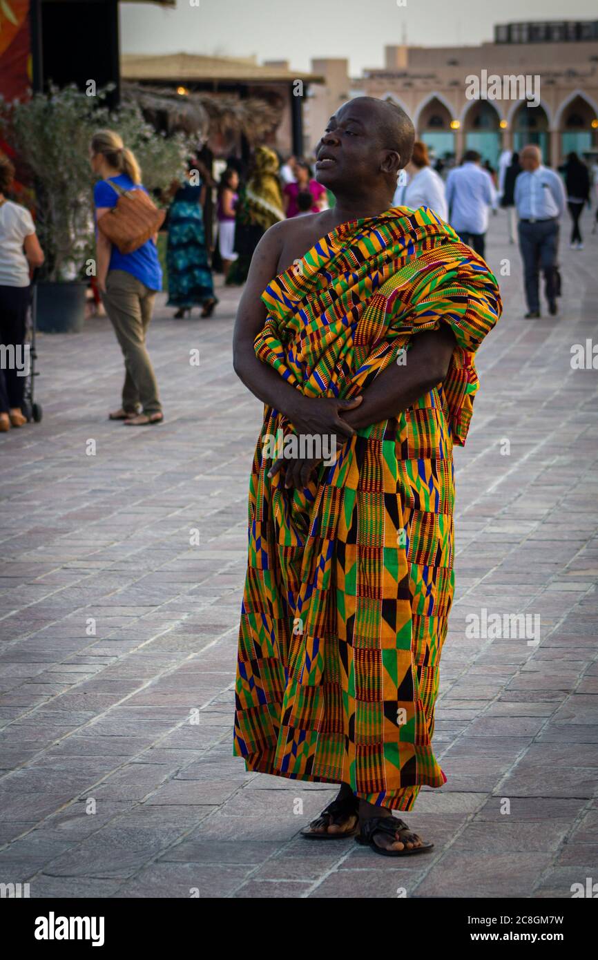 Portrait eines afrikanischen Mannes in Tracht mit unscharfem Hintergrund, aufgenommen während des afrikanischen Festivals im Katara Kulturdorf Doha Stockfoto