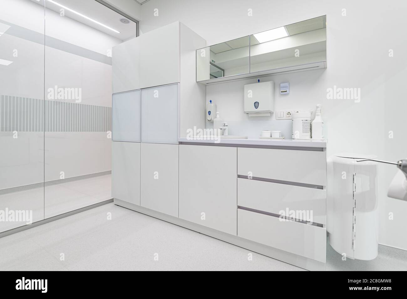 Weiße medizinische Möbel in der Zahnmedizin Büro Stockfoto