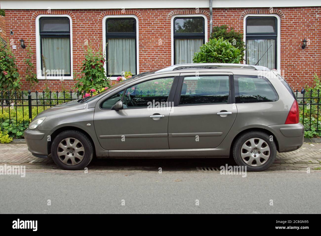 Pieterburen, Niederlande - 16. Juli 2020: Peugeot 307 SW auf einem öffentlichen Parkplatz geparkt. Niemand im Fahrzeug. Stockfoto