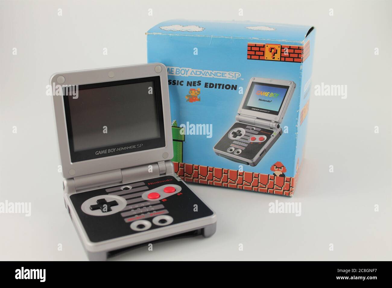 Game boy Advanced Sp, klassische nes Edition mit Box, isoliert auf weißem Hintergrund Stockfoto