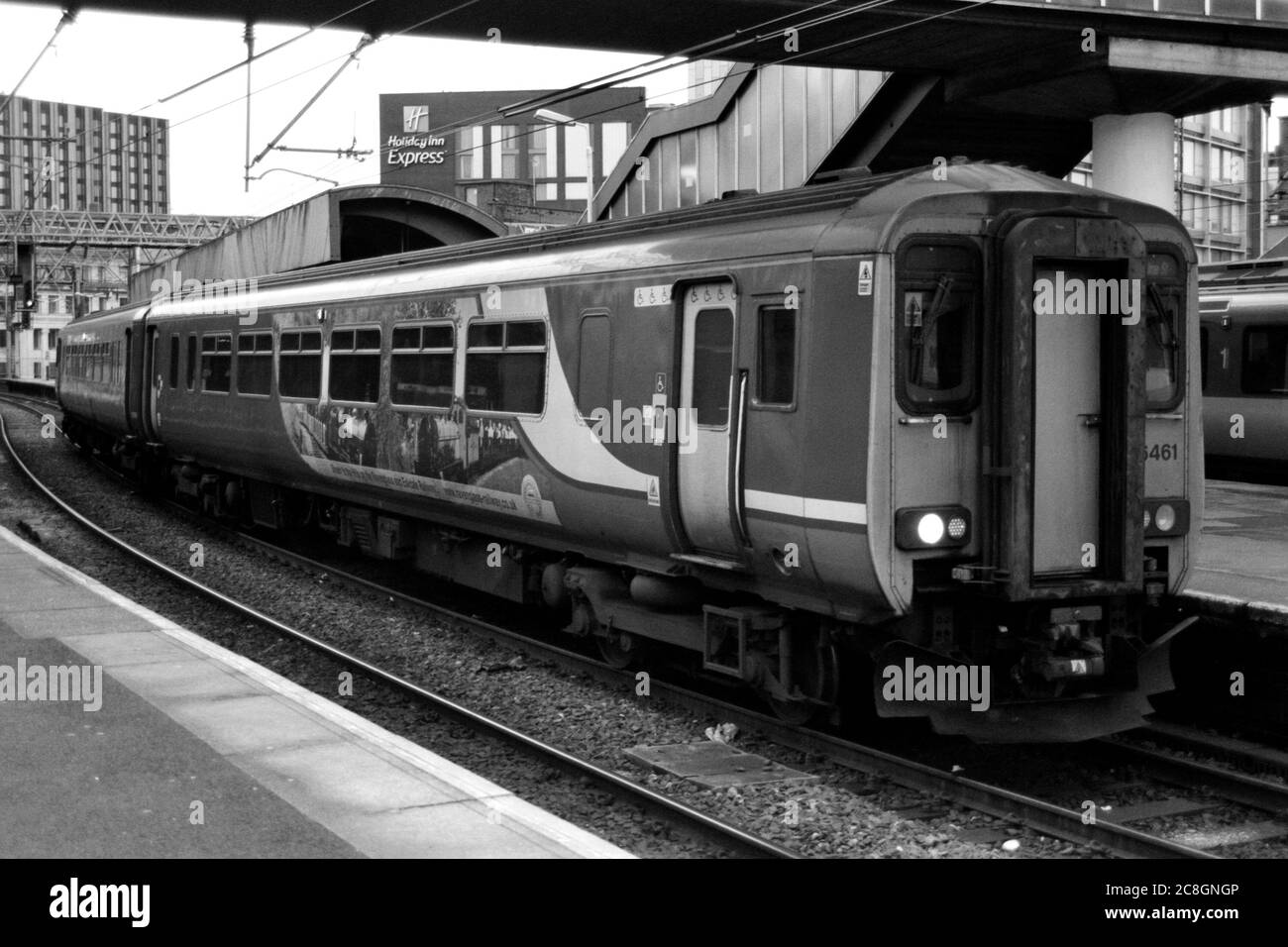 Manchester, Großbritannien - 2018: Ein Northern Zug (BR-Klasse 156) am Manchester Oxford Station Bahnsteig 4 für den lokalen Personenverkehr. Stockfoto