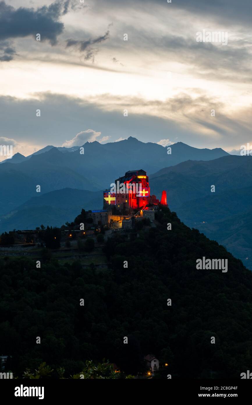 Die Flagge des Piemont wird die Sacra di San Michele für eine ganze Woche beleuchten, bis Juli 26, das Symbol des Piemont. Eine Initiative, die als geboren wurde Stockfoto