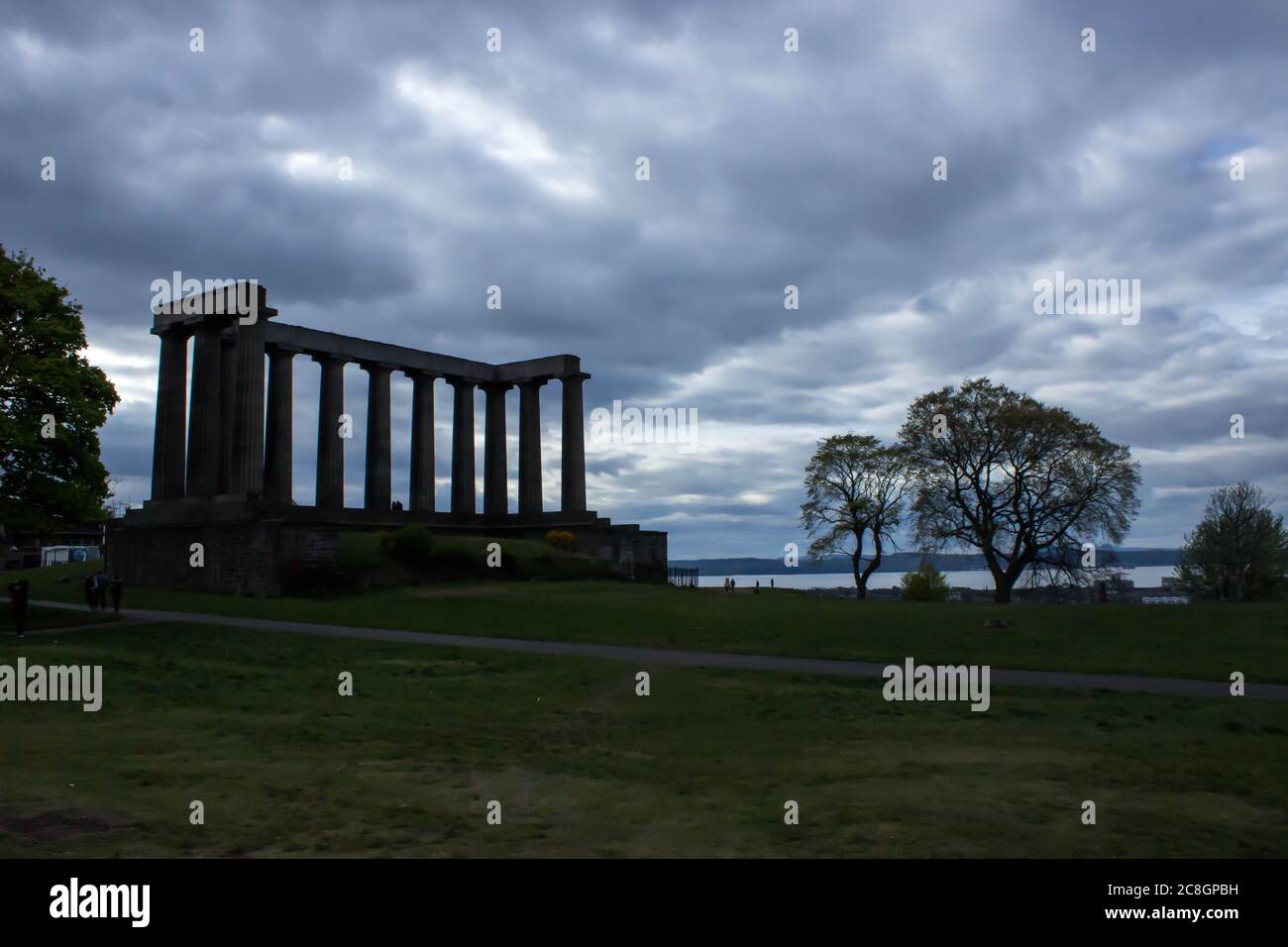 Das unvollendete Scottish National Monument auf Calton Hill in der New Town of Edinburgh, Großbritannien, vor einem stark bewölkten Himmel Stockfoto