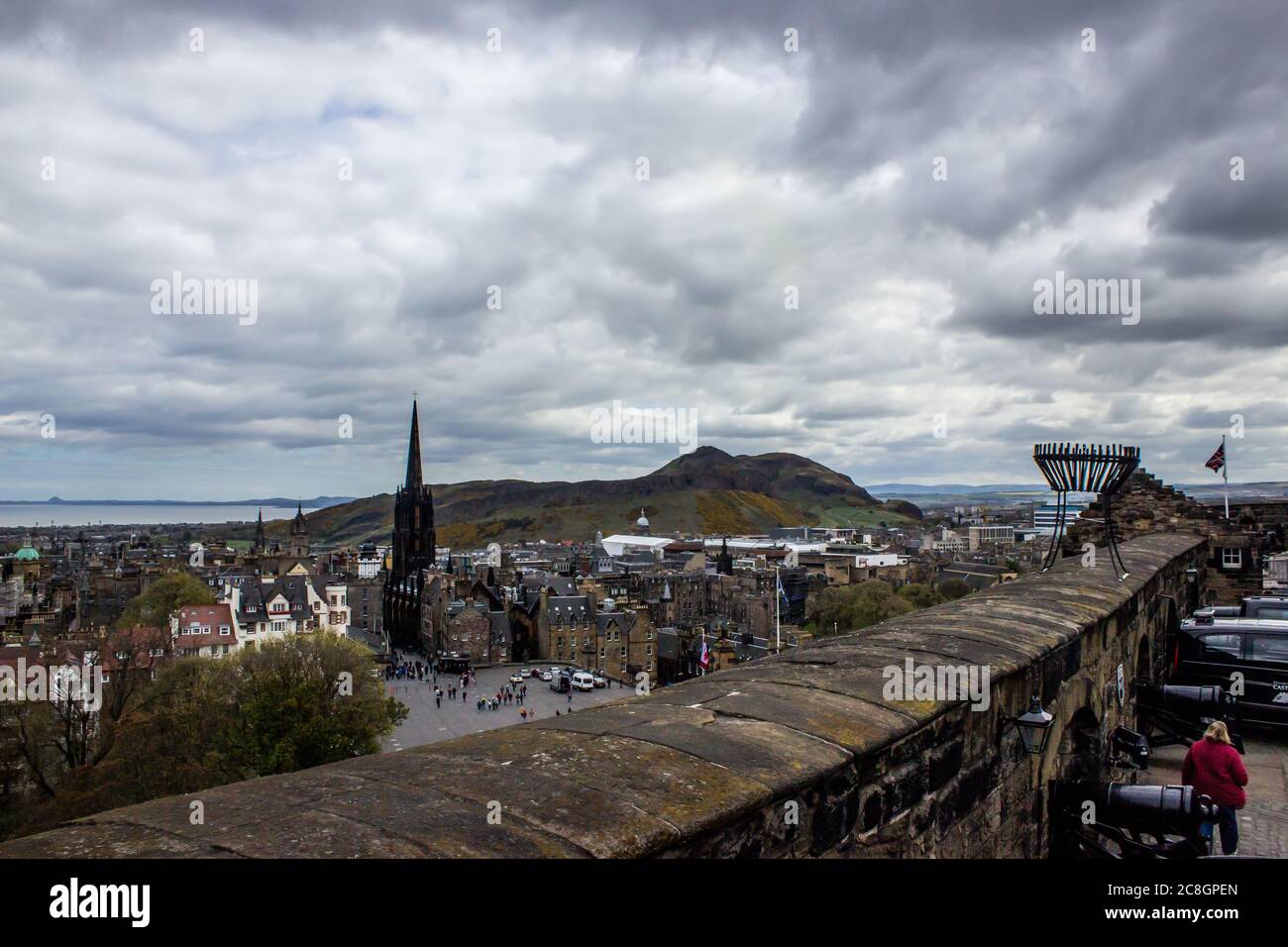 Blick von der Argyle Battery of Edinburgh Castle über die Altstadt mit Arthurs Seat im Hintergrund an einem stürmischen Tag Stockfoto