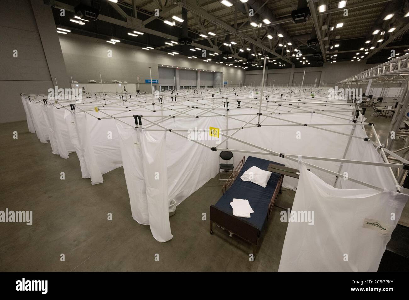 Austin, Texas, USA. Juli 2020. Stadtbeamte bereiten ein Feldkrankenhaus im Austin Convention Center vor, das einen Ansturm von COVID-19-Patienten erwartet, da die Zahl der infizierten Texaner am 24. Juli 2020 weiter anschwellen wird. Das Krankenhaus ist bereit, Hunderte von leichten bis mäßigen Fällen zu behandeln, die überwältigende Krankenhäuser im Rio Grande Valley sind. Kredit: Bob Daemmrich/ZUMA Wire/Alamy Live Nachrichten Stockfoto