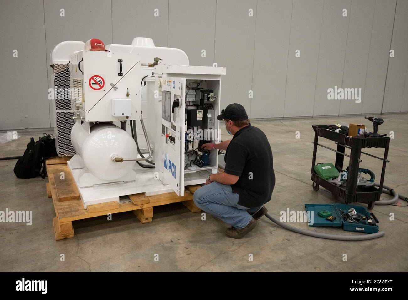 Austin, Texas, USA. Juli 2020. Ein Arbeiter überprüft einen Sauerstoffgenerator im Austin Convention Center, während Stadtbeamte einen Ansturm von COVID-19-Patienten erwarten, da die Zahl der infizierten Texaner am 24. Juli 2020 weiter anschwellen wird. Das Krankenhaus ist bereit, Hunderte von leichten bis mäßigen Fällen zu behandeln, die überwältigende Krankenhäuser im Rio Grande Valley sind. Kredit: Bob Daemmrich/ZUMA Wire/Alamy Live Nachrichten Stockfoto