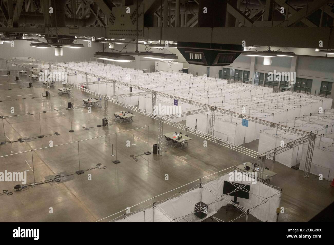 Austin, Texas, USA. Juli 2020. Stadtbeamte bereiten ein Feldkrankenhaus im Austin Convention Center vor, das einen Ansturm von COVID-19-Patienten erwartet, da die Zahl der infizierten Texaner am 24. Juli 2020 weiter anschwellen wird. Das Krankenhaus ist bereit, Hunderte von leichten bis mäßigen Fällen zu behandeln, die überwältigende Krankenhäuser im Rio Grande Valley sind. Kredit: Bob Daemmrich/ZUMA Wire/Alamy Live Nachrichten Stockfoto