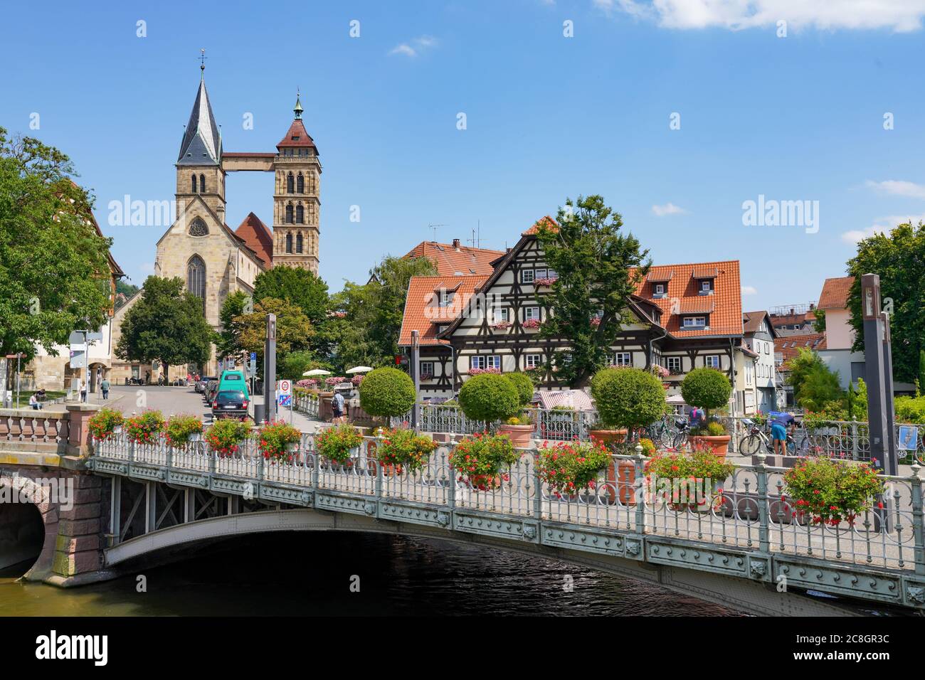 Esslingen, BW - 21. Juli 2020: Blick auf die Altstadt von Esslingen mit der St. Dionys Kirche im Hintergrund Stockfoto