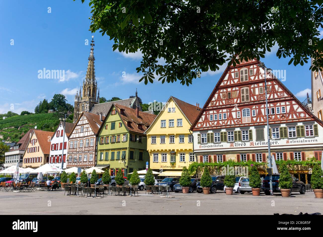 Esslingen, BW - 21. Juli 2020: Blick auf den Marktplatz und traditionelle Fachwerkhäuser in Esslingen Stockfoto