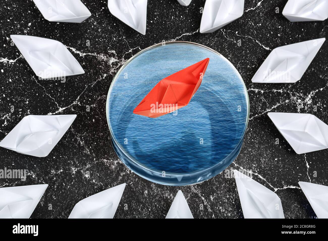 Rotes Boot schwimmt auf dem Meerwasser unter weißen gestrandeten, abstraktes Konzept mit mehreren Verwendungen Stockfoto