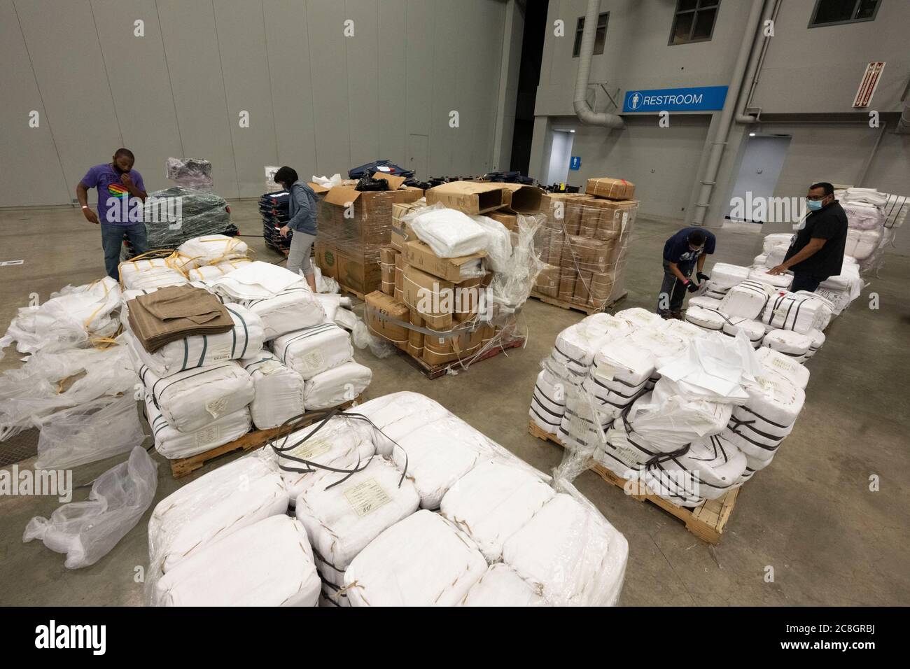 Austin, TX USA 24. Juli 2020: Arbeiter sortieren im Austin Convention Center Vorräte, da ein Teil seiner großzügigen Stellfläche zu einem Feldlazarett umgebaut wird. Stadtbeamte erwarten einen Ansturm von COVID-19-Patienten, da die Zahl der infizierten Texaner weiter anschwellen das Krankenhaus ist bereit, Hunderte von leichten bis moderaten Fällen zu behandeln, die die Krankenhäuser im Rio Grande Valley überfordern. Kredit: Bob Daemmrich/Alamy Live Nachrichten Stockfoto