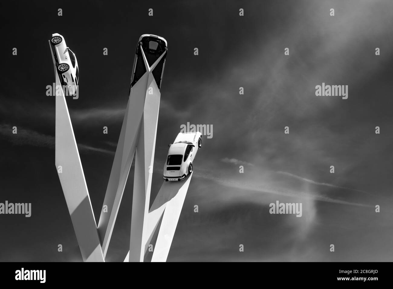 Stuttgart-Zuffenhausen, BW - 22. Juli 2020: Blick auf die Porsche-Statue mit drei 911 Porschen im Museum und in der Zentrale Stockfoto