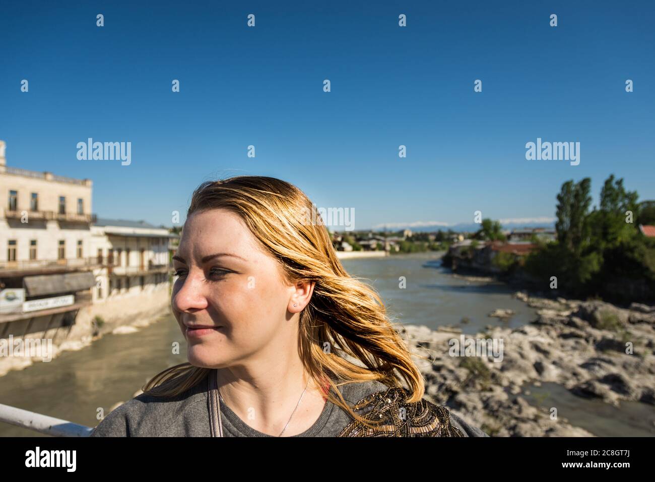 Porträt der blonden behaarten Frau genießen die Sonne in Kutaisi, Georgia Stockfoto