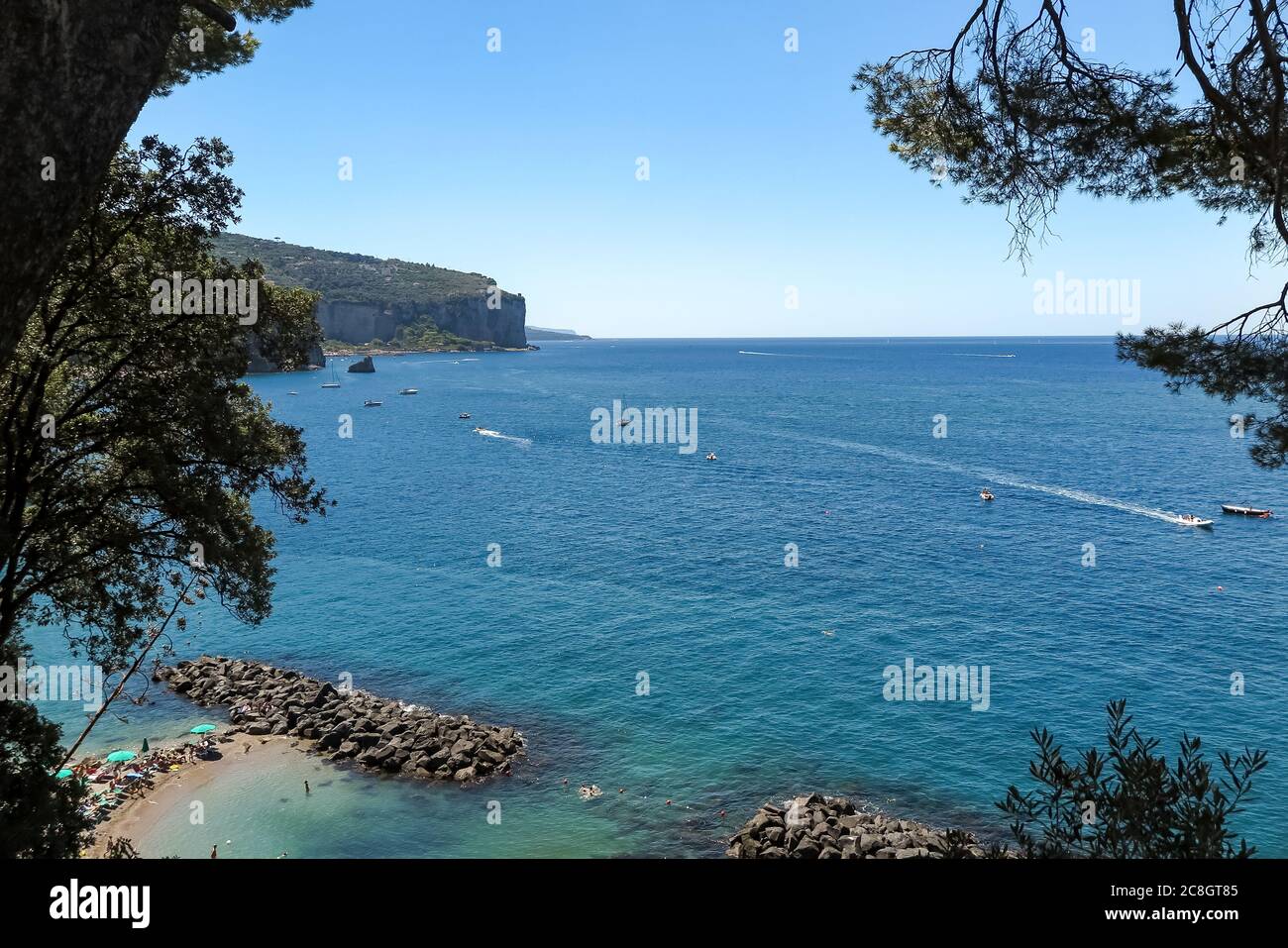 Große Klippe am Ufer des Mittelmeers, mit Häusern, Stränden und Booten, Sorrento Gemeinde, Provinz Neapel, Italien Stockfoto