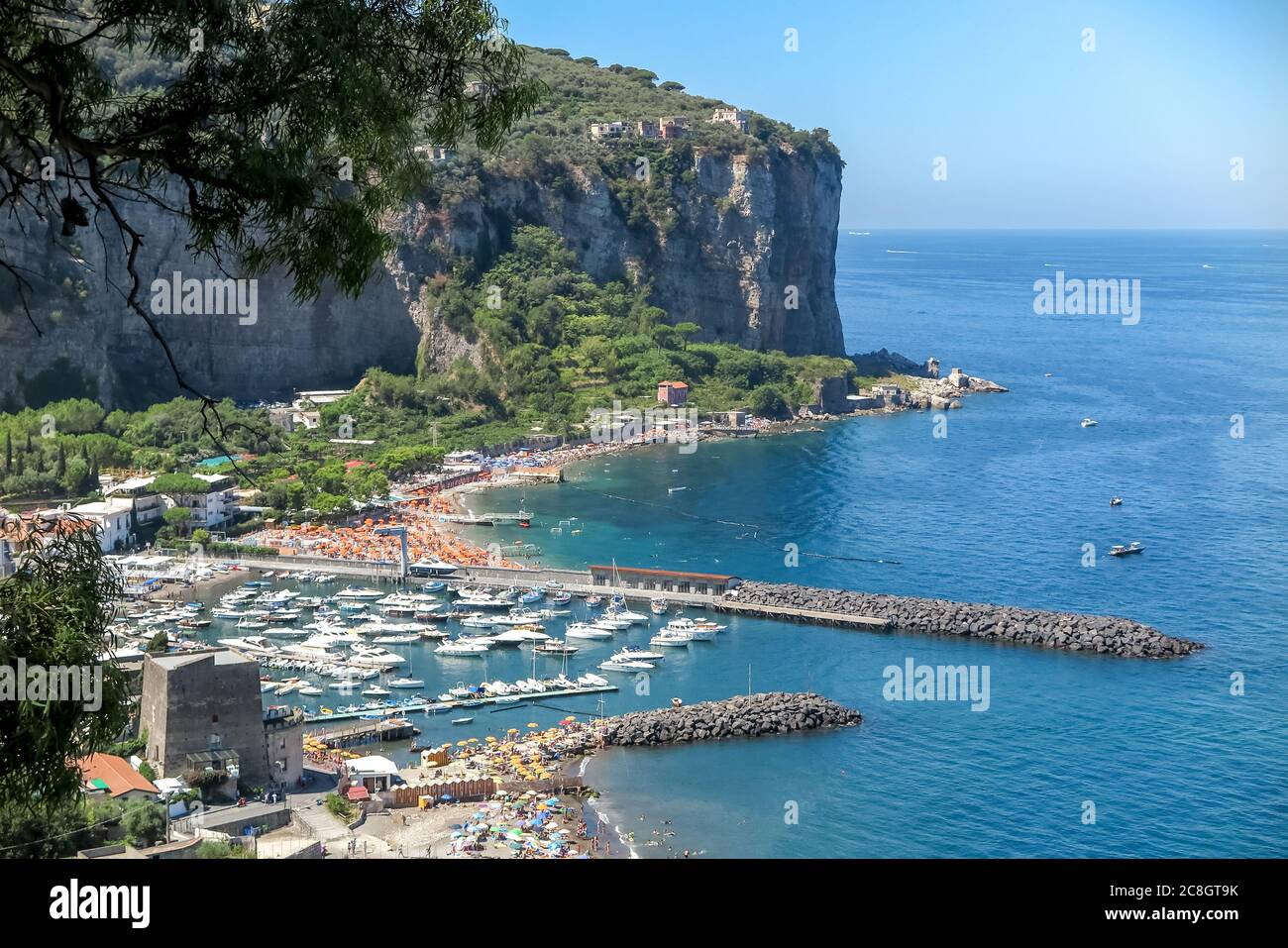 Große Klippe an den Ufern des Mittelmeers, mit Häusern, Stränden und Booten, Stockfoto