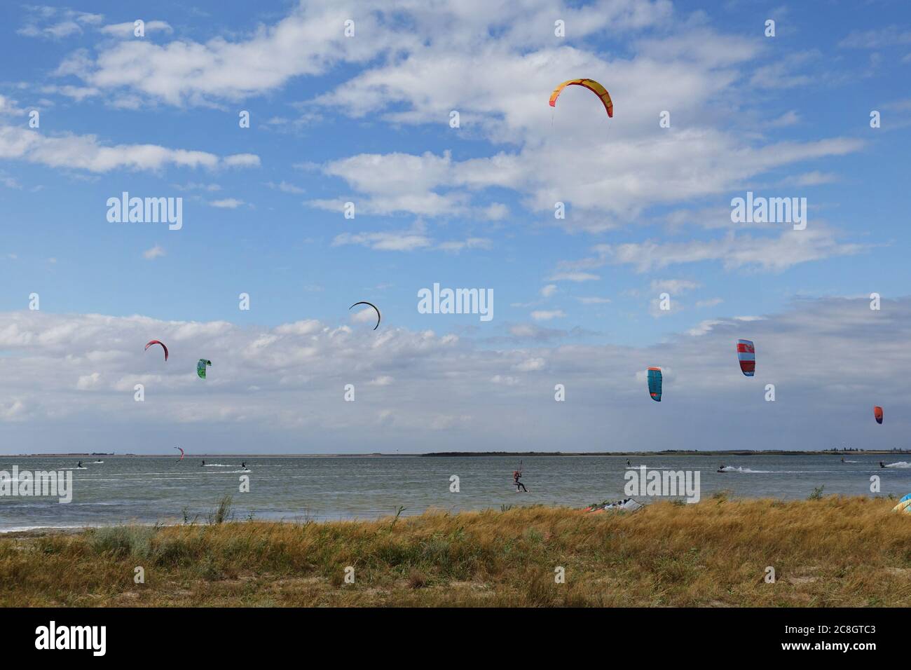 Kitesurfen in einem firth of Asov Meer Stockfoto