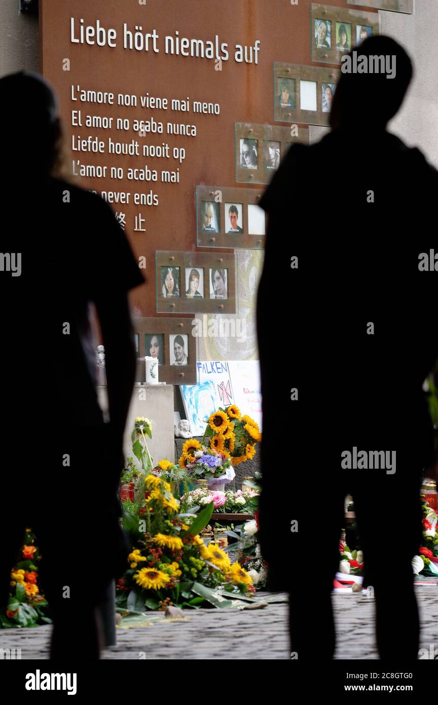 Duisburg, Deutschland. Juli 2020. Kränze, Blumen und Kerzen am Denkmal zum 10. Jahrestag der Katastrophe der Love Parade gedenken der 21 Opfer. Während der Love Parade am 24. Juli 2010 starben 21 Jugendliche in einer Menschenmenge am einzigen Eingang und Ausgang zum Veranstaltungsort. Quelle: Henning Kaiser/dpa/Alamy Live News Stockfoto