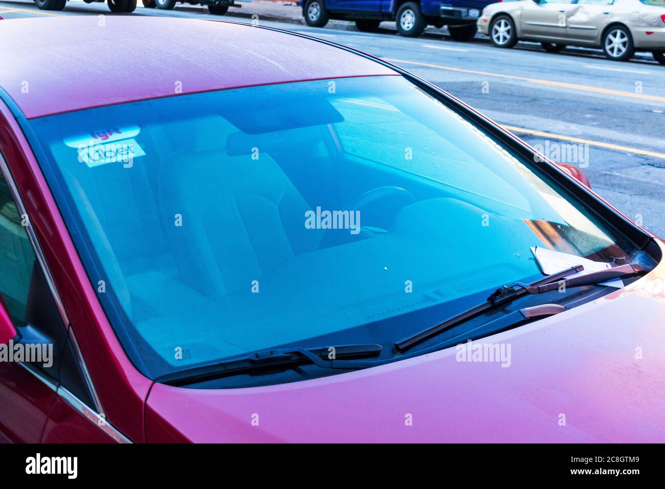 Lyft und Uber Emblem Aufkleber unter der Windschutzscheibe. Parkschein unter Scheibenwischer - San Francisco, CA, USA - 2020 Stockfoto
