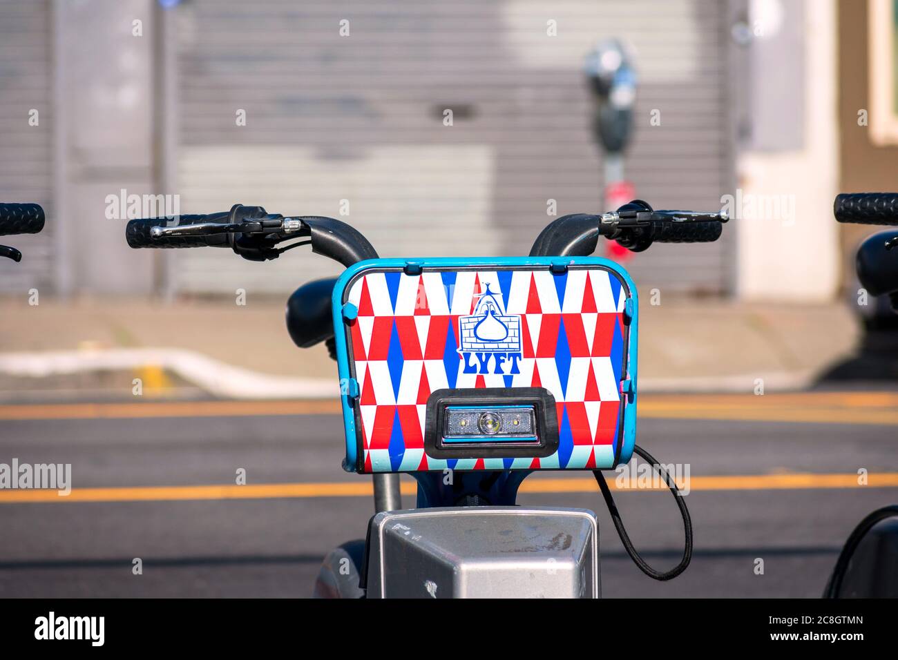 Nahaufnahme. Lyft Zeichen auf elektrische assist Bay Wheels Fahrrad geparkt im Freien - San Francisco, Kalifornien, USA - 2020 Stockfoto