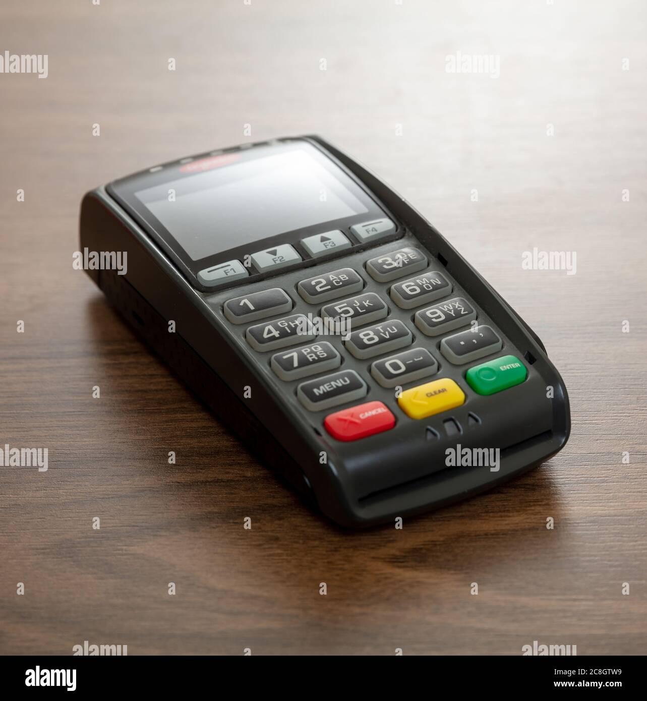 POS-Terminal isoliert auf Holzhintergrund, Nahaufnahme.Terminal-Kassenautomat für kontaktloses Bezahlen mit Kreditkarte. Bankausrüstung, N Stockfoto