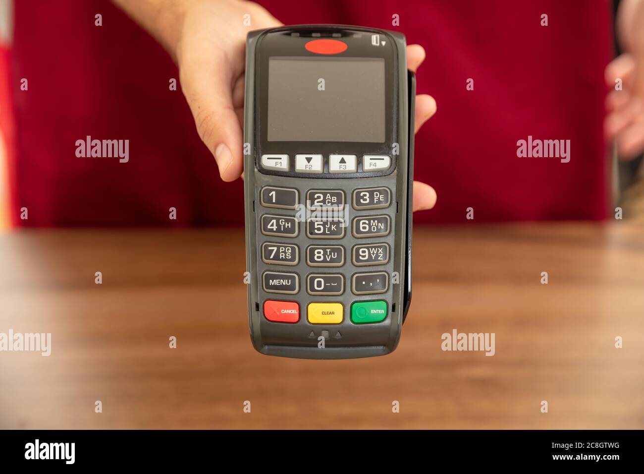 Kasse bietet POS-Terminal für die Zahlung mit Kreditkarte. Banking, Shopping und kontaktloses Bezahlen mit NFC-Technologiekonzept. Stockfoto
