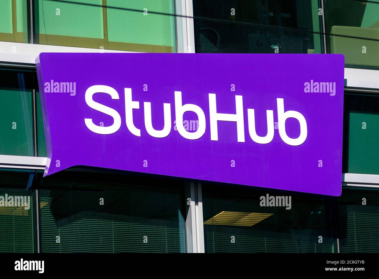 StubHub Schild an der HQ Fassade. StubHub ist ein amerikanischer Ticketwechsel und Wiederverkauf Unternehmen - San Francisco, California, USA - 2020 Stockfoto