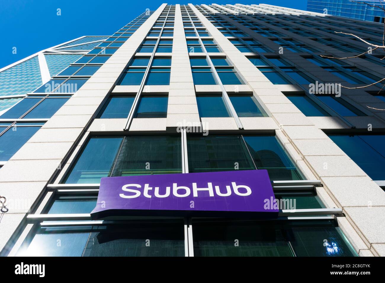 StubHub HQ Fassade und Außenfassade. StubHub ist ein amerikanischer Ticketwechsel und Wiederverkauf Unternehmen - San Francisco, California, USA - 2020 Stockfoto