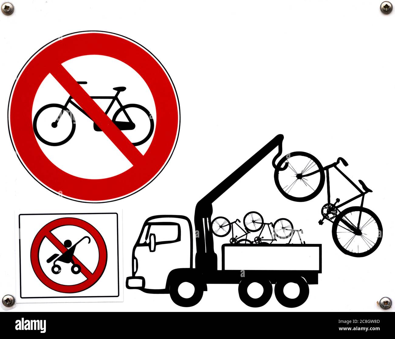 Schilder mit Parkplatz von Fahrrädern und Kinderwagen verboten. Wird mit LKW transportiert Stockfoto