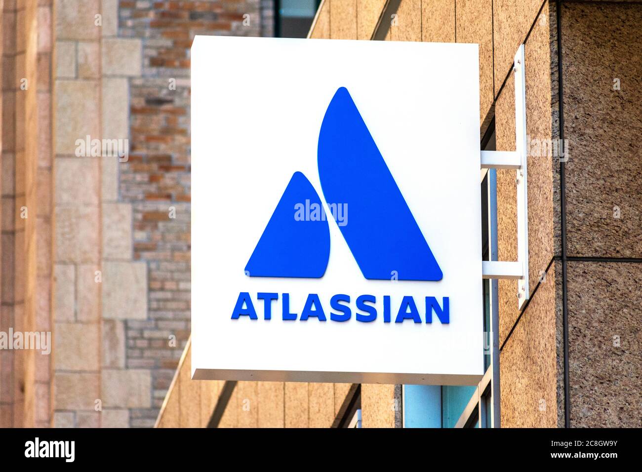 Atlassian Logo am Hauptsitz des australischen Unternehmens für Unternehmenssoftware. Atlassian entwickelt Tools für Softwareentwicklung, Projektmanagement und Content man Stockfoto