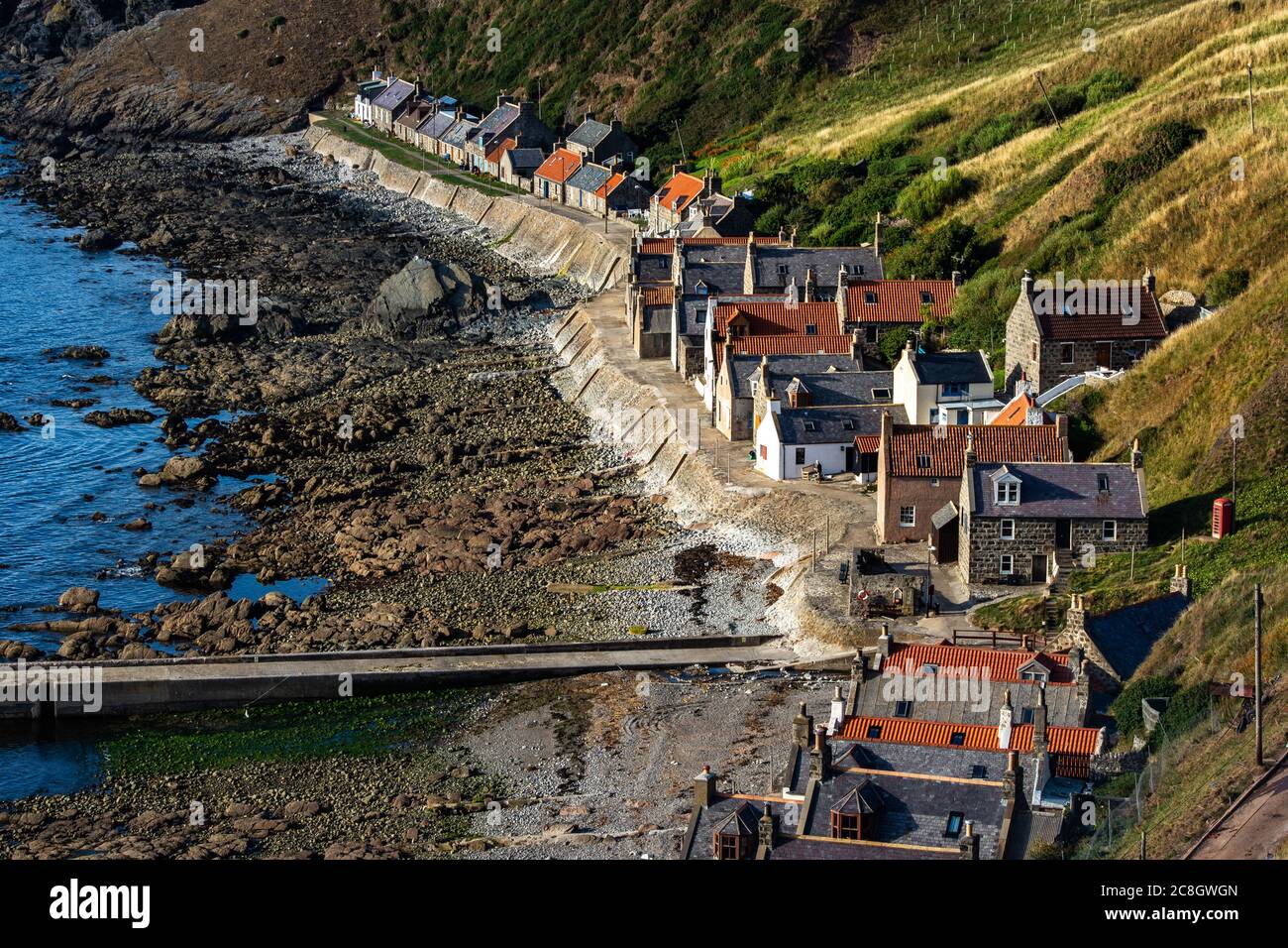 Blick auf das wunderschöne Fischerdorf Crovie mit den typischen schottischen Gebäuden. Stockfoto