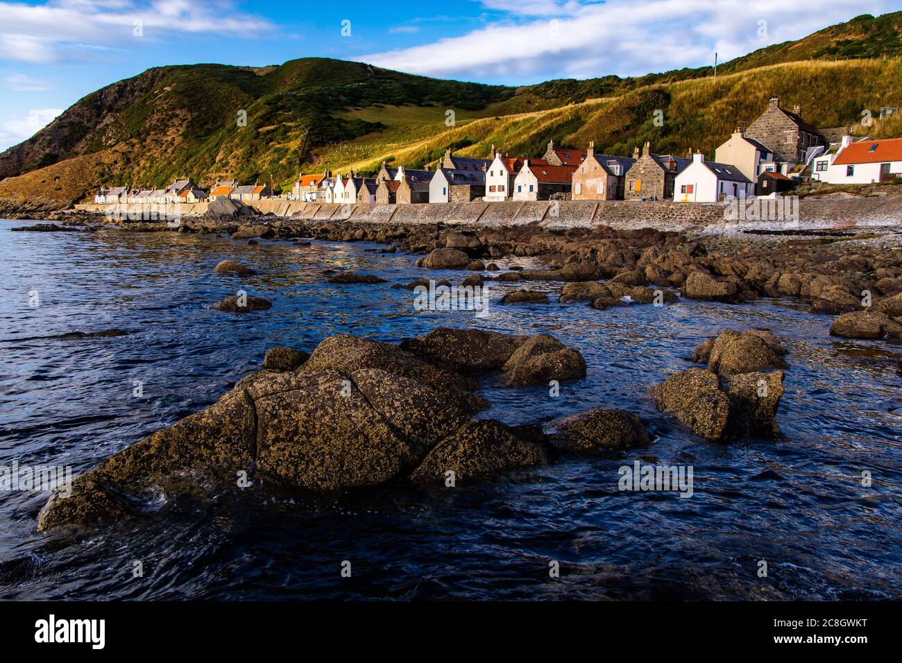 Blick auf das wunderschöne Fischerdorf Crovie mit den typischen schottischen Gebäuden. Stockfoto