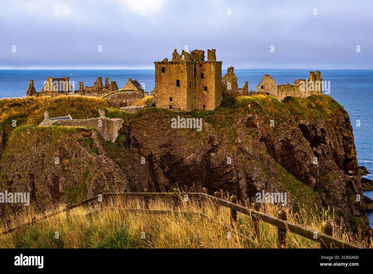 Stonehaven, SCHOTTLAND: Wunderschöne Aussicht auf die Ruinen des Dunnottar Castle unter einem trüben schottischen Himmel. Stockfoto