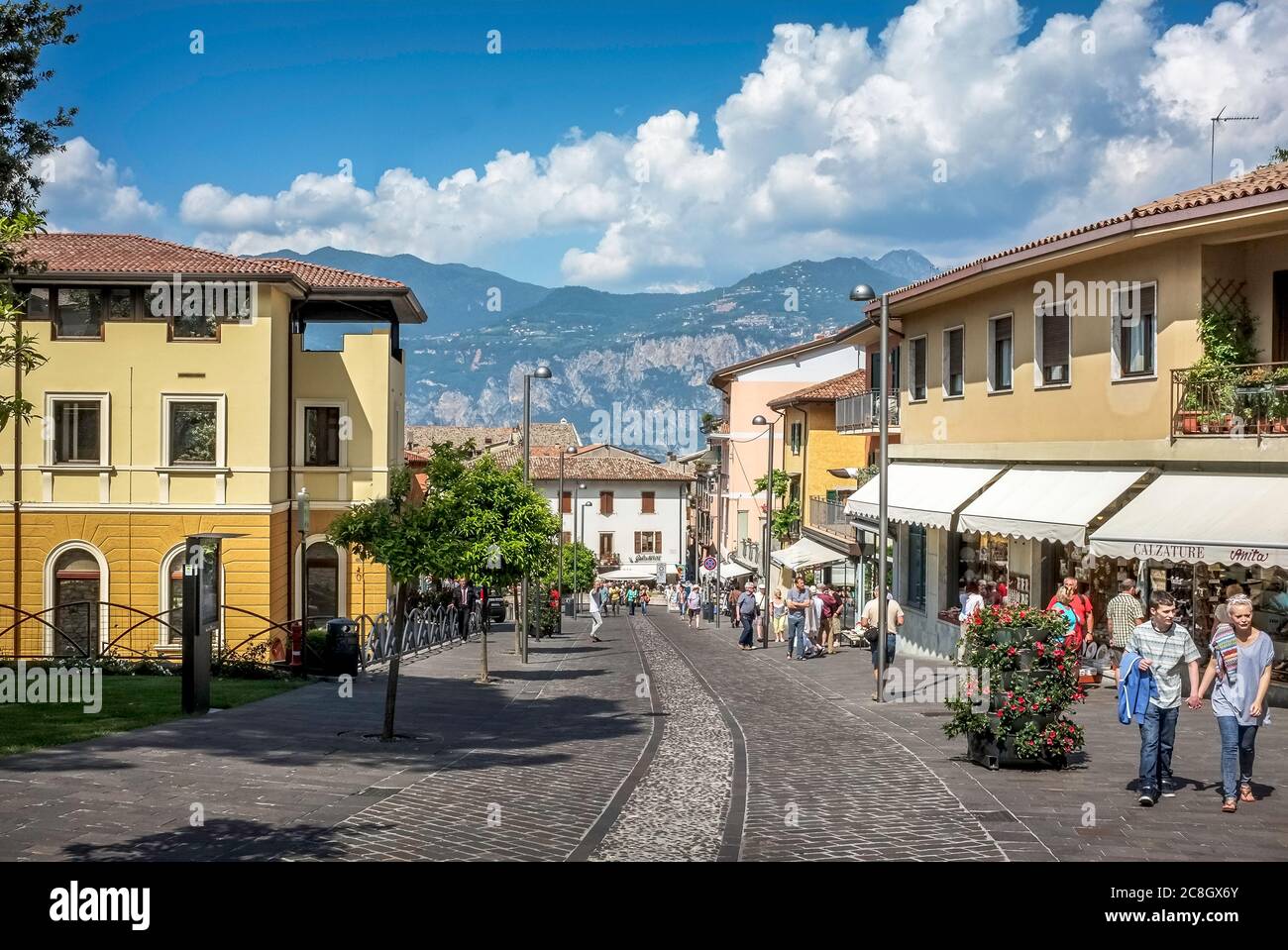 Einkaufen in Malcesine, Gardasee Stockfoto