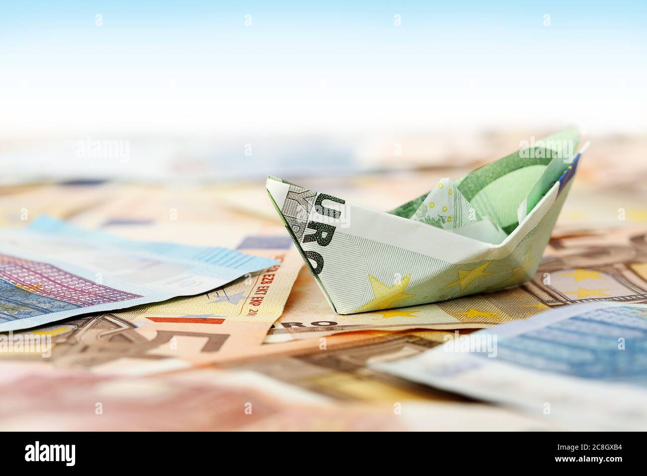 euro-Geldboot auf Banknoten. Abstraktes Geldkonzept Stockfoto