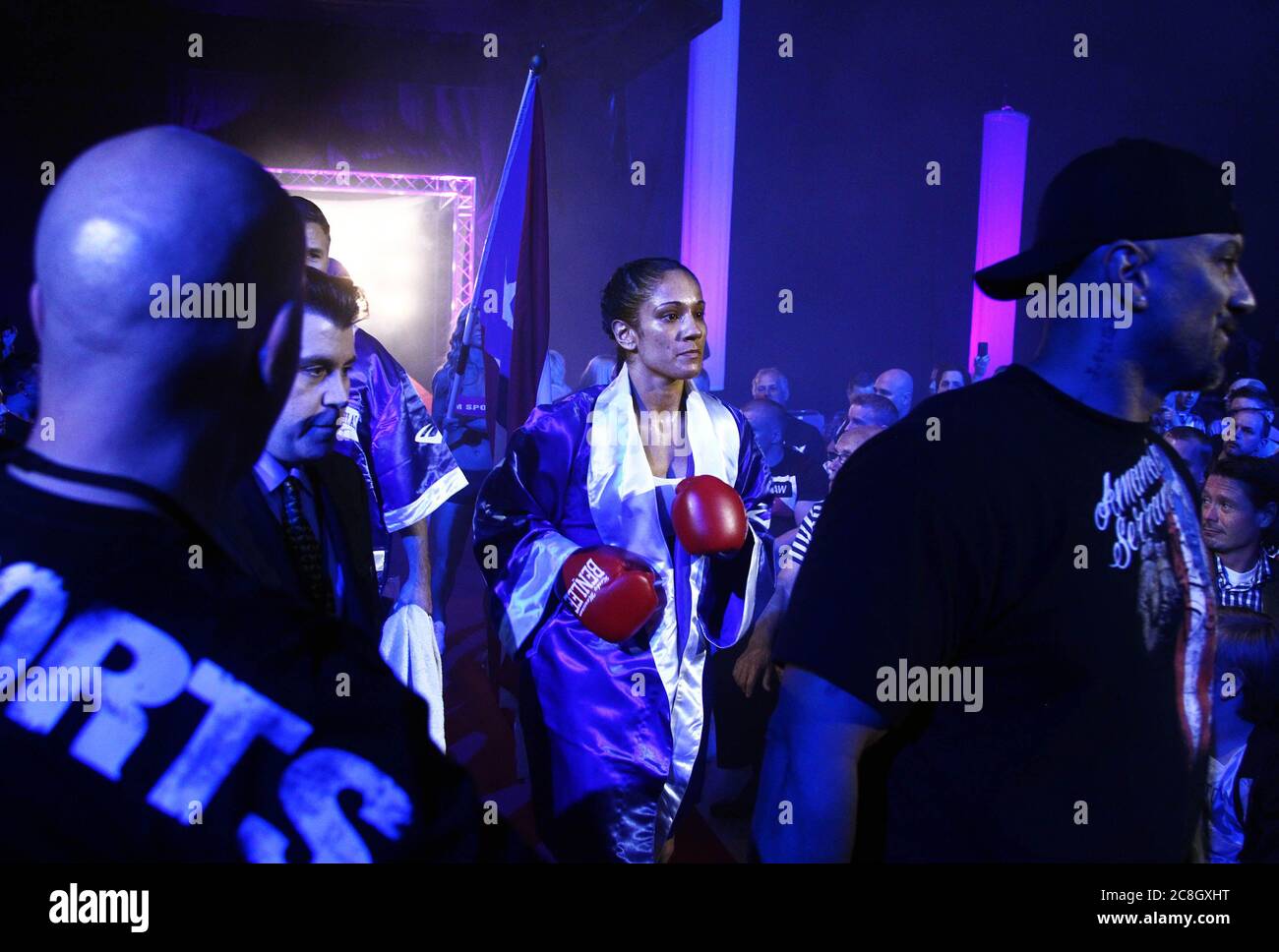 Linköping, Schweden 2012-04-27 vor rund 3,000 Zuschauern im Cloetta-Center verteidigte Boxerin Frida Wallberg ihren WBC-Titel, als sie Amanda Serrano (im Bild) aus den USA in der Boxgala Best of the Best besiegte. Foto Jeppe Gustafsson Stockfoto