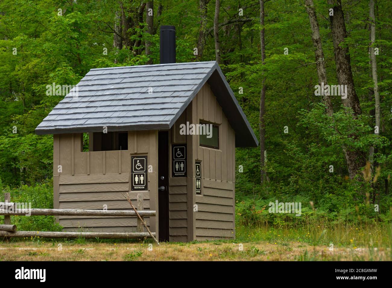 Toilettenanlage im State Park. Huron Manistee National Forest, Michigan, USA Stockfoto