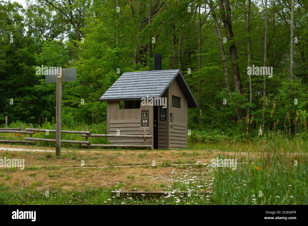 Toilettenanlage im State Park. Huron Manistee National Forest, Michigan, USA Stockfoto