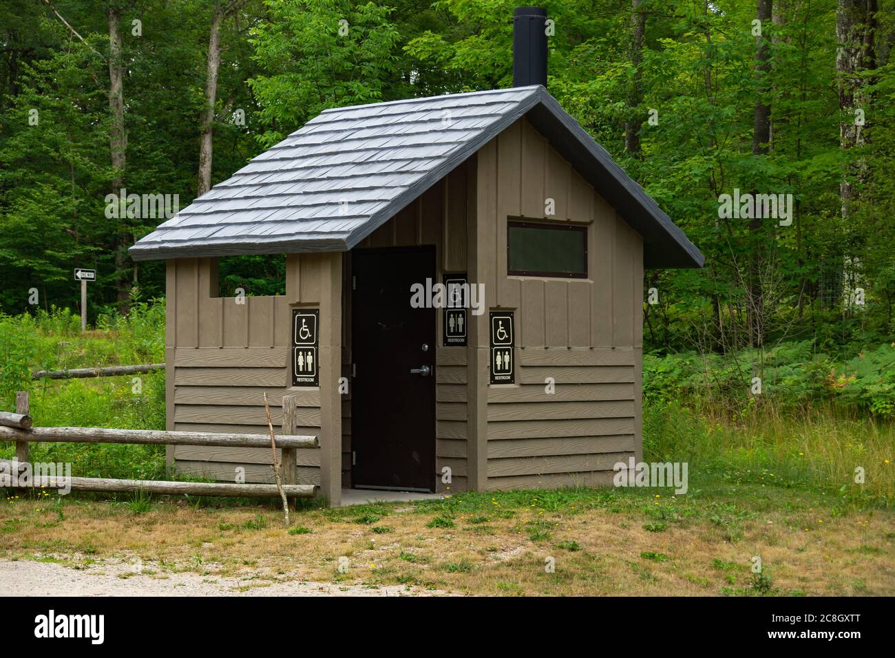 Toilettenanlage im State Park. Huron Manistee National Forest, Michigan, USA Stockfoto