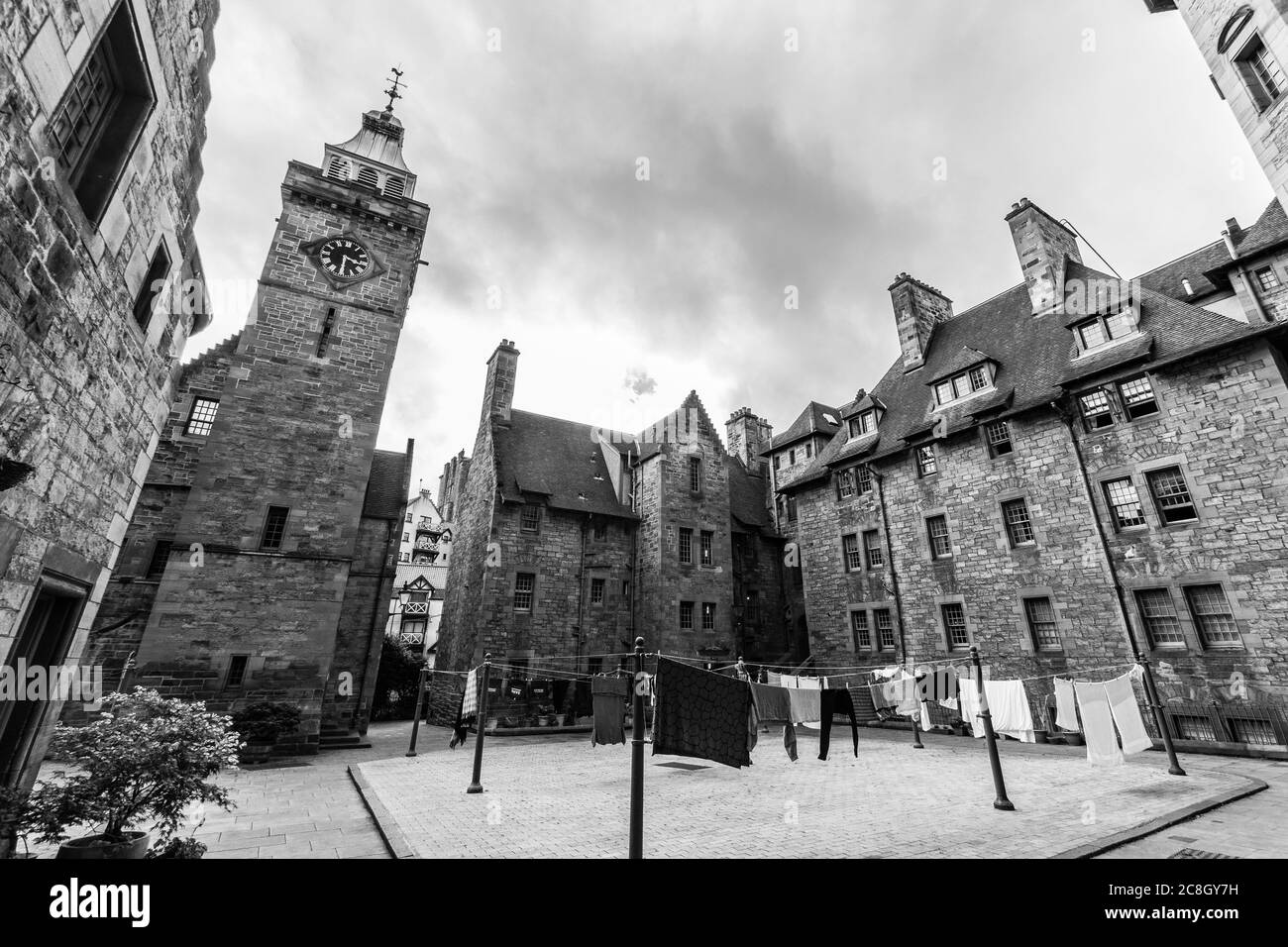 Schöner Blick in eine alte und traditionelle Stadt von Edinburgh. Schwarz-Weiß-Perspektive auf schottischen Ecken. Stockfoto