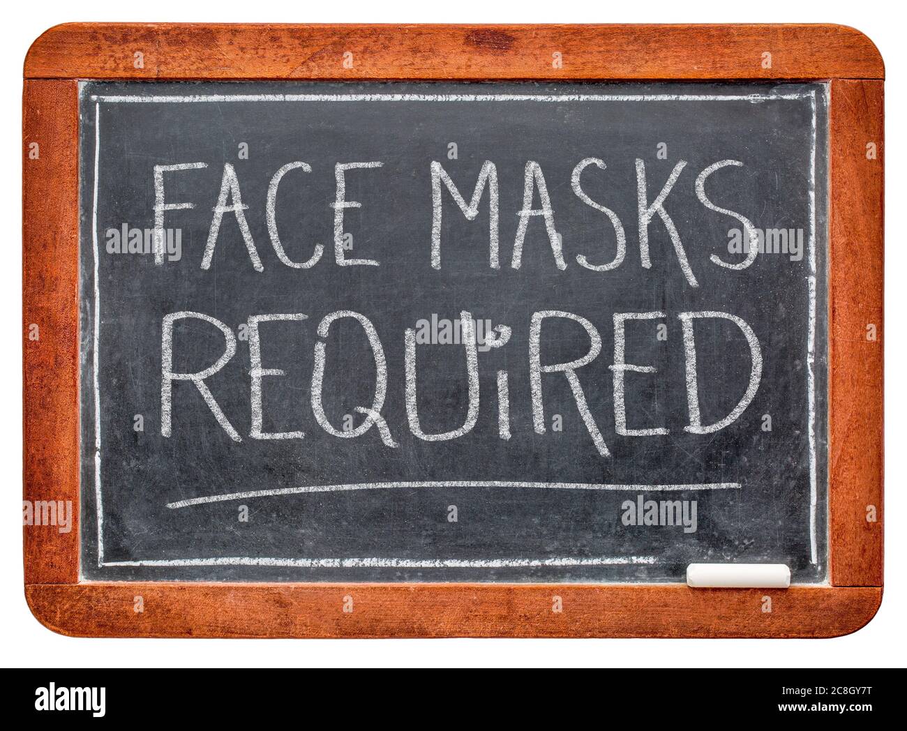 Gesichtsmasken erforderlich - weiße Kreide Handschrift auf einer Schiefertafel, Geschäftszeichen während der Coronavirus covid-19 Pandemie und soziale Distanzierung Stockfoto