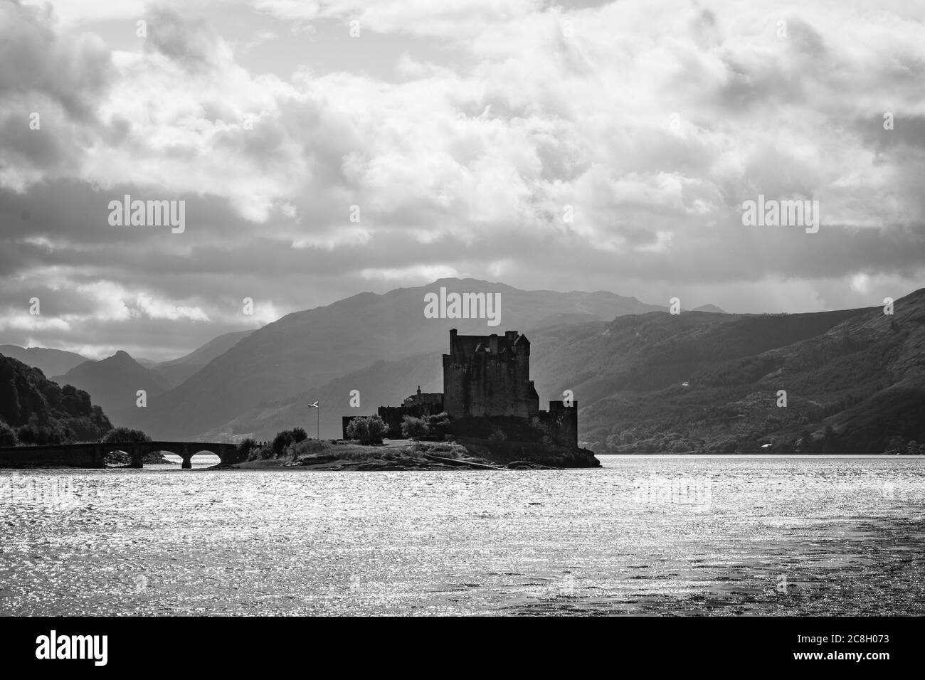 Dornie, SCHOTTLAND: Sommertage mit blauem Himmel über dem schönen schottischen Schloss Eilean Donan inmitten eines Sees. Stockfoto