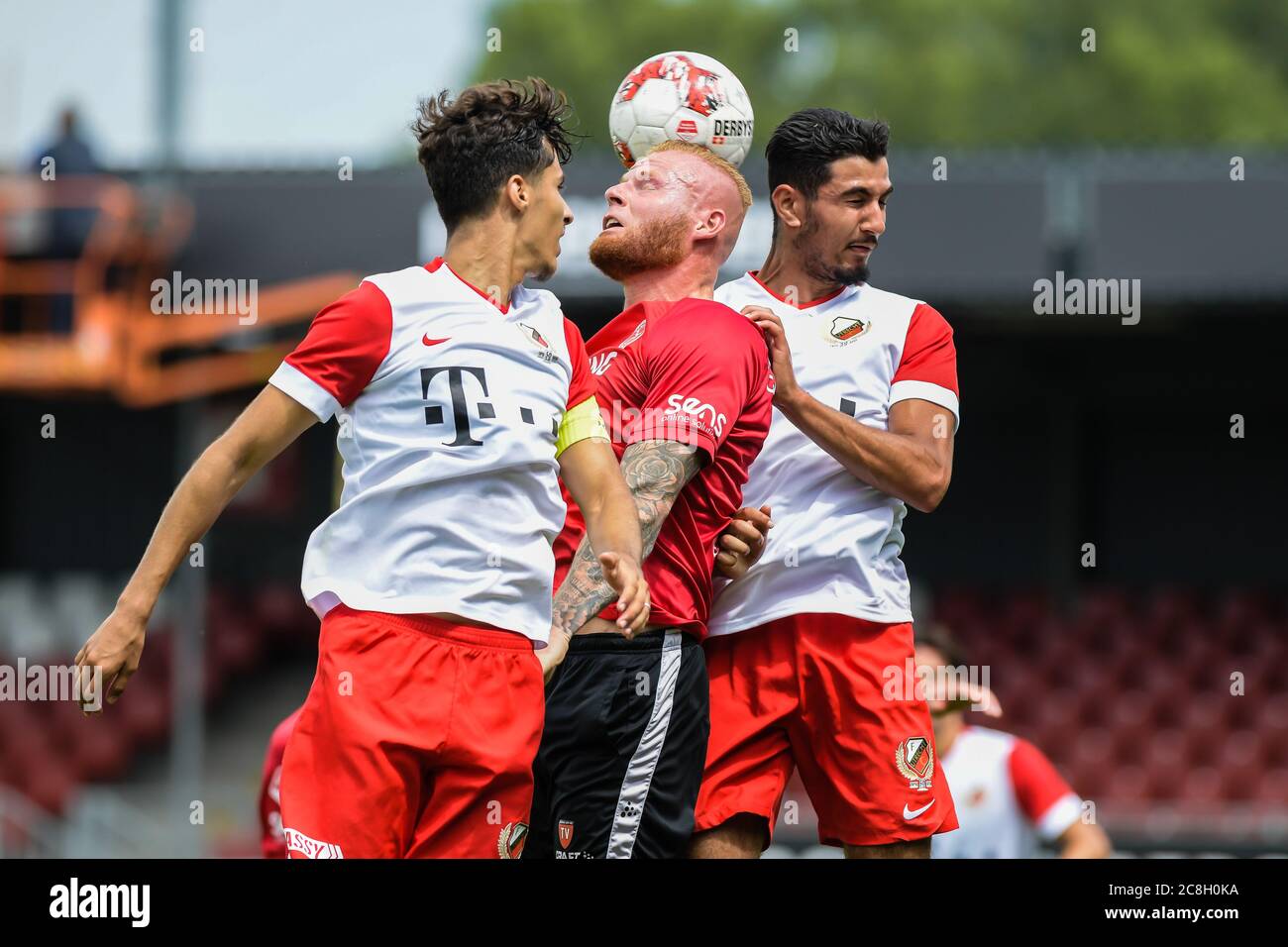 ALMERE, NIEDERLANDE - JULI 24: Rida el Barjiji vom Jong FC Utrecht, Thomas Verheydt vom Almere City FC, Reda Akmum vom Jong FC Utrecht gesehen während des Vorsaison-Spiels Almere City FC gegen Jong FC Utrecht am 24. Juli 2020 in Almere, Niederlande. Stockfoto