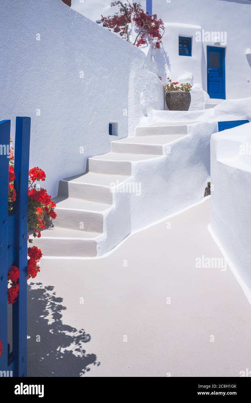 Traditionelle griechische Architektur, weiße Wände und blaue Türen. Aufgenommen auf der Insel Santorini. Platz im Vordergrund kopieren. Keine Personen Stockfoto