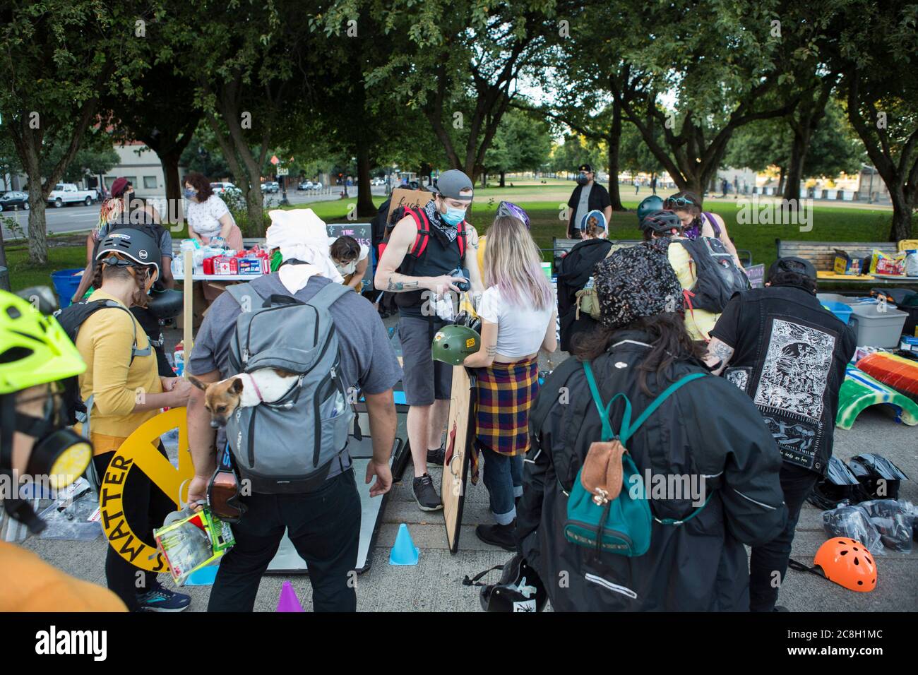 23. Juli 2020, Portland, OREGON, USA: Am Donnerstagabend war es die erste Nacht, in der die Hexen gegen die Weiße Supremacy einen Ausrüstungswechsel in der Innenstadt von Portland, Oregon, organisierten. Erste Hilfsgüter, Nahrung, Wasser, Schilde, Schienbeinschoner, Handschuhe und Atemschutzmasken waren vorhanden. Die Gruppe bietet auch Decken, Schlafsäcke, Schuhe und andere Lieferungen für Hauslose an. Donnerstag Abend war die 57. Nacht der Proteste in Portland, Oregon. Auf diesen Fotos versuchen die Leute Handschuhe und eine Atemschutzmaske. Foto: Katharine Kimball.Titel: Vertragsfotograf.Quelle: Zuma Press.Stadt: Portland.Staat: Oregon.Coun Stockfoto