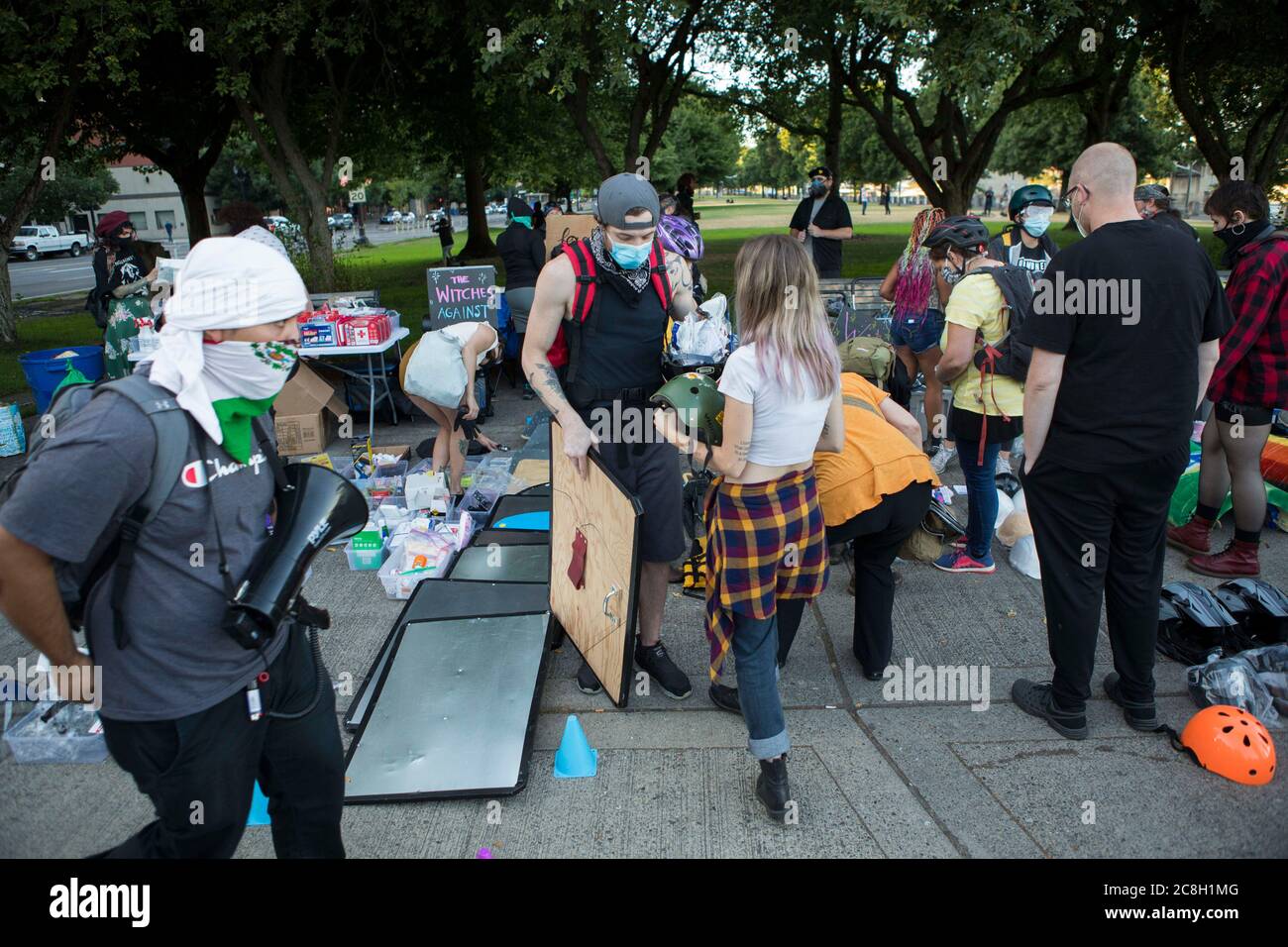 23. Juli 2020, Portland, OREGON, USA: Am Donnerstagabend war es die erste Nacht, in der die Hexen gegen die Weiße Supremacy einen Ausrüstungswechsel in der Innenstadt von Portland, Oregon, organisierten. Erste Hilfsgüter, Nahrung, Wasser, Schilde, Schienbeinschoner, Handschuhe und Atemschutzmasken waren vorhanden. Die Gruppe bietet auch Decken, Schlafsäcke, Schuhe und andere Lieferungen für Hauslose an. Donnerstag Abend war die 57. Nacht der Proteste in Portland, Oregon. Auf diesen Fotos versuchen die Leute Handschuhe und eine Atemschutzmaske. Foto: Katharine Kimball.Titel: Vertragsfotograf.Quelle: Zuma Press.Stadt: Portland.Staat: Oregon.Coun Stockfoto