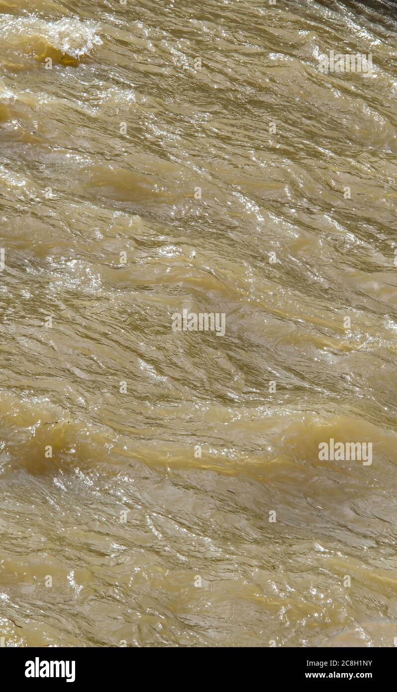 Interessante natürliche Hintergrund aus dem Wasser nach Regen in der Fluss Bistritsa, Blagoevgrad, Bulgarien Stockfoto