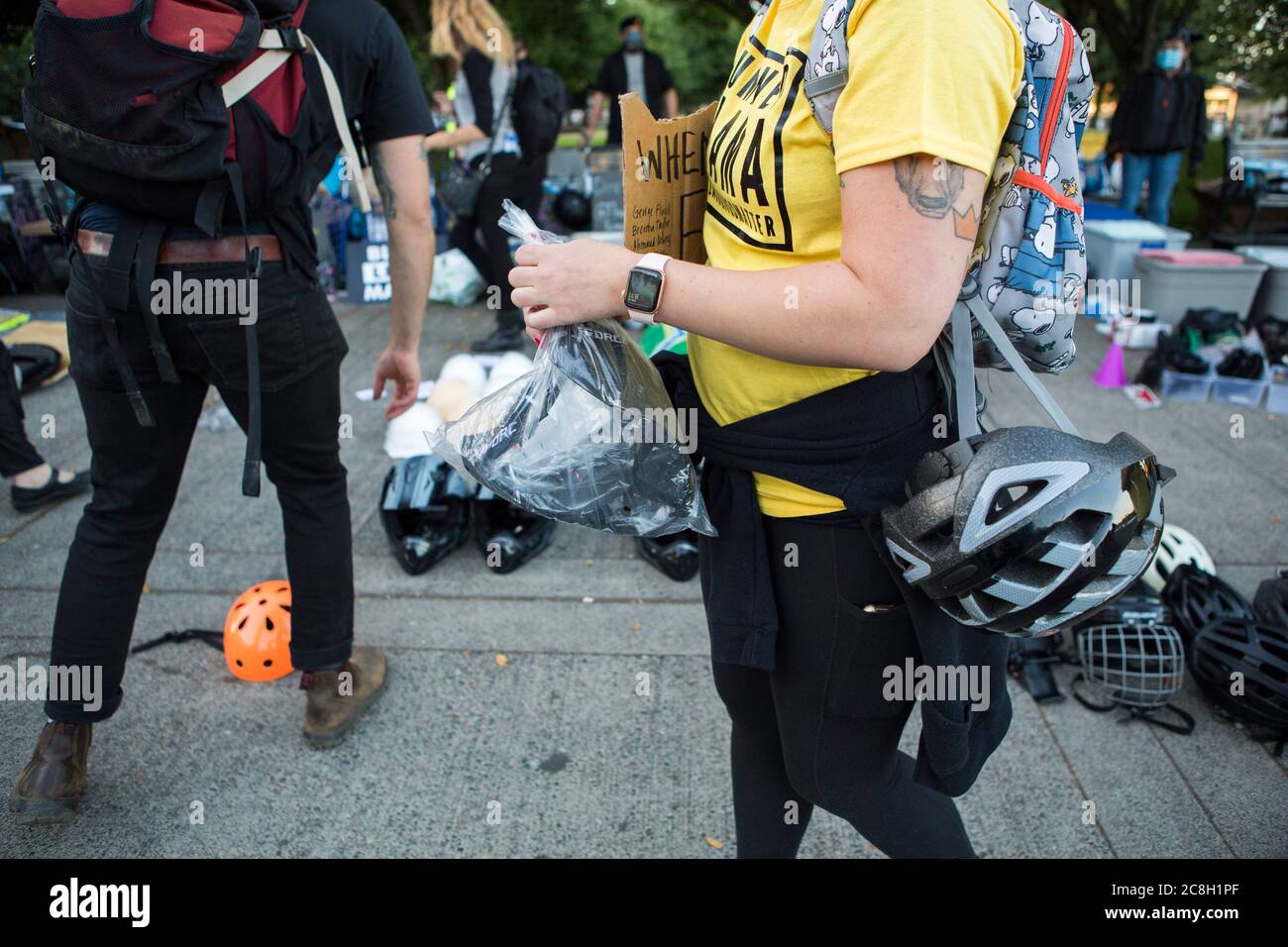 23. Juli 2020, Portland, OREGON, USA: Am Donnerstagabend war es die erste Nacht, in der die Hexen gegen die Weiße Supremacy einen Ausrüstungswechsel in der Innenstadt von Portland, Oregon, organisierten. Erste Hilfsgüter, Nahrung, Wasser, Schilde, Schienbeinschoner, Handschuhe und Atemschutzmasken waren vorhanden. Die Gruppe bietet auch Decken, Schlafsäcke, Schuhe und andere Lieferungen für Hauslose an. Donnerstag Abend war die 57. Nacht der Proteste in Portland, Oregon. Auf diesen Fotos versuchen die Leute Handschuhe und eine Atemschutzmaske. Foto: Katharine Kimball.Titel: Vertragsfotograf.Quelle: Zuma Press.Stadt: Portland.Staat: Oregon.Coun Stockfoto