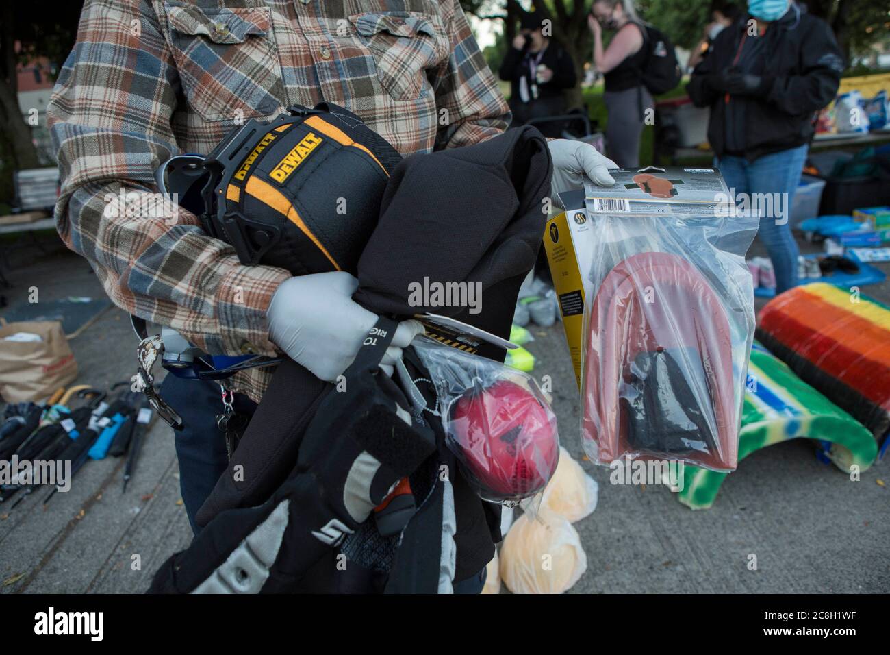 23. Juli 2020, Portland, OREGON, USA: Am Donnerstagabend war es die erste Nacht, in der die Hexen gegen die Weiße Supremacy einen Ausrüstungswechsel in der Innenstadt von Portland, Oregon, organisierten. Erste Hilfsgüter, Nahrung, Wasser, Schilde, Schienbeinschoner, Handschuhe und Atemschutzmasken waren vorhanden. Die Gruppe bietet auch Decken, Schlafsäcke, Schuhe und andere Lieferungen für Hauslose an. Donnerstag Abend war die 57. Nacht der Proteste in Portland, Oregon. Auf diesen Fotos versuchen die Leute Handschuhe und eine Atemschutzmaske. Foto: Katharine Kimball.Titel: Vertragsfotograf.Quelle: Zuma Press.Stadt: Portland.Staat: Oregon.Coun Stockfoto